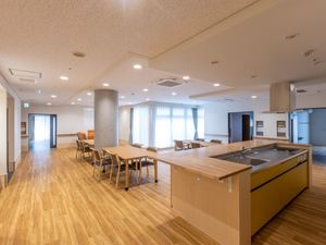 広々とした明るい食堂