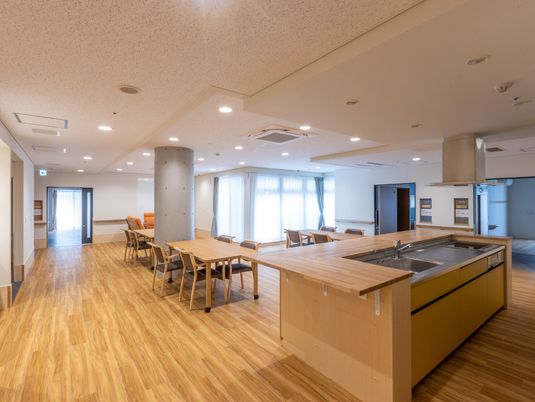 広々とした明るい食堂