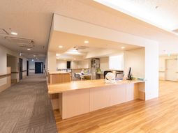 床の明るい応接エリア