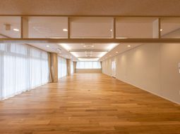 広々とした木目調の廊下