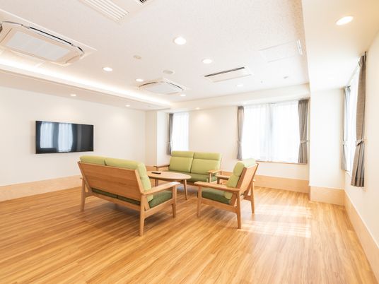 清潔な木目調のラウンジ