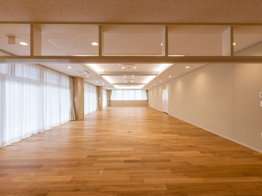 広々とした明るい廊下