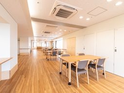 木目調の床のダイニングエリア