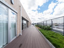 明るい空と屋外テラス