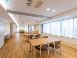 広々とした明るいダイニングルーム