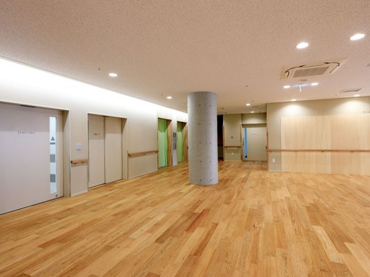 広々とした明るい廊下