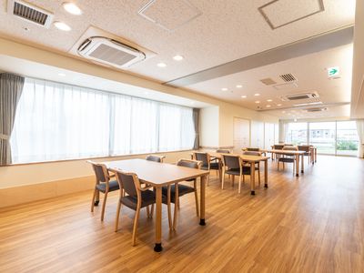 広々とした明るい食堂