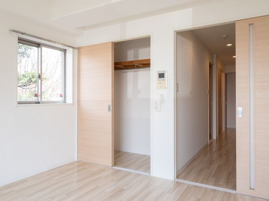 居室の入り口と廊下
