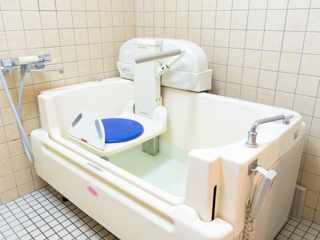 バリアフリー設計の浴室 浴室 利用者のニーズに配慮した設計の浴室です。手すりや昇降式の座席があるため、安全にご利用いただけます。