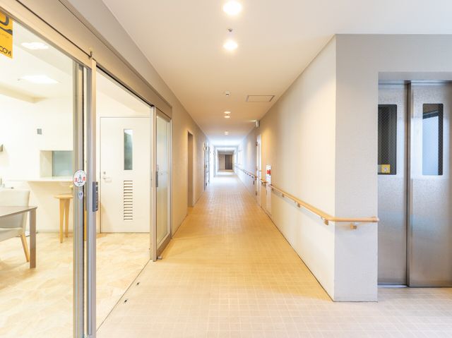 廊下の明るい空間 廊下 手すりが設けられ、広々とした廊下は安心して歩行できる設計です。職員や利用者の皆様が快適に過ごせる配慮がされています。