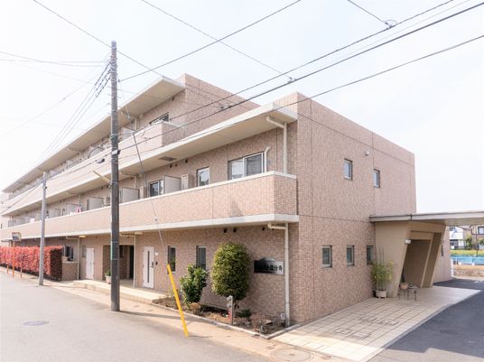 明るい外観の建物