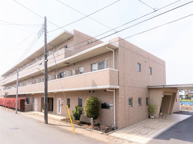 明るい外観の建物 外観 落ち着いた色合いの外壁が印象的な建物です。周辺環境も含め、安心して働ける場所の一つと言えます。