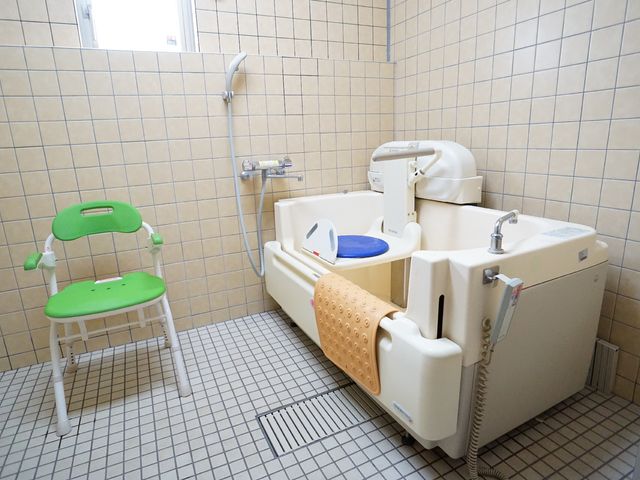 バリアフリー設計の浴室 浴室 安全に配慮された明るい浴室です。手すりや高さ調節可能な椅子を備え、皆様の快適な生活を支えます。