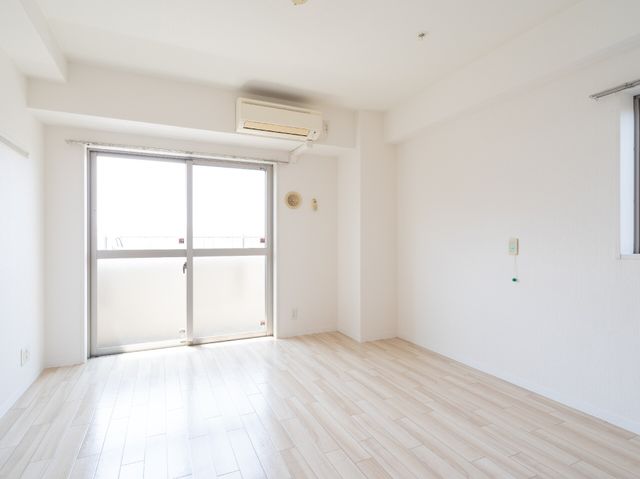 明るい居室の窓と扉 居室 日差しがたっぷりと入る居室です。新しい職場で心地よい環境に囲まれながらお仕事ができます。