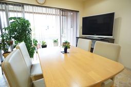 リビングのテーブルとテレビ