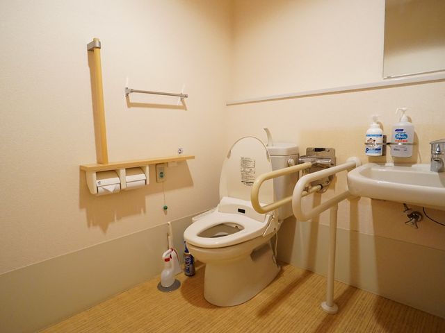 バリアフリー対応トイレ トイレ 手すりが設置された清潔なトイレです。使用者の安全を考慮した設計で、快適にご利用いただけます。