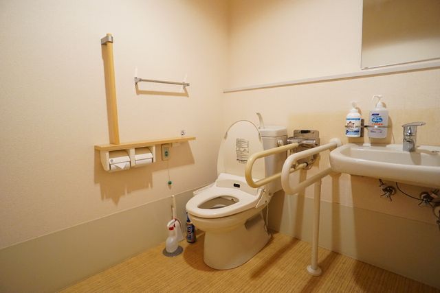 バリアフリー対応トイレ トイレ 手すりが設置された清潔なトイレです。使用者の安全を考慮した設計で、快適にご利用いただけます。