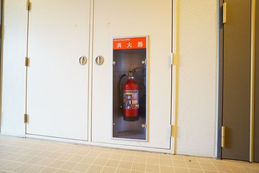 消火器が収納された廊下