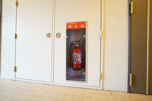 消火器が収納された廊下