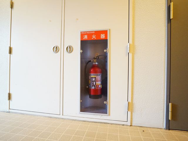 消火器が収納された廊下 消火器 安全対策が整った清潔な通路です。日々の安心に繋がる、見落としがちな細やかな配慮を体感してください。