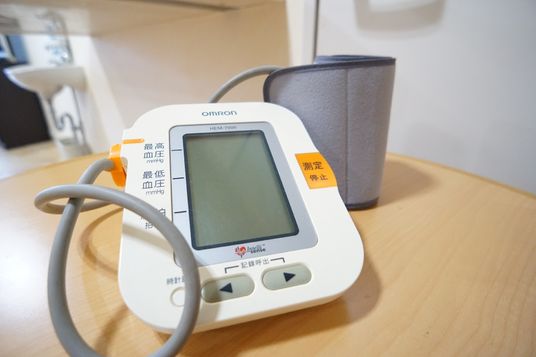 血圧計が置かれたテーブル