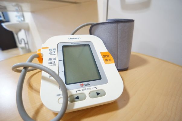 血圧計が置かれたテーブル