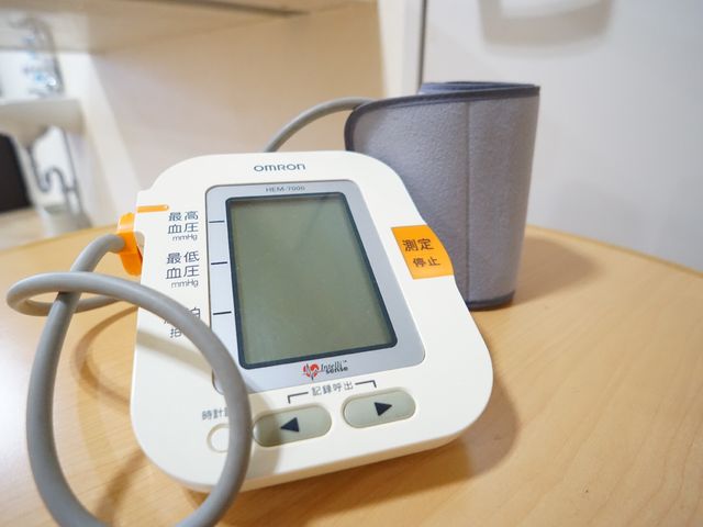 血圧計が置かれたテーブル 血圧計 最新の健康管理機器が揃っており、安全に配慮した環境で働けます。機器の操作方法についてもしっかり学べる場所です。