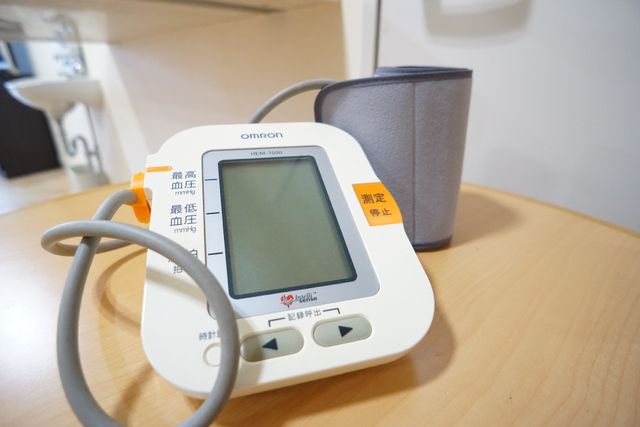血圧計が置かれたテーブル 血圧計 最新の健康管理機器が揃っており、安全に配慮した環境で働けます。機器の操作方法についてもしっかり学べる場所です。