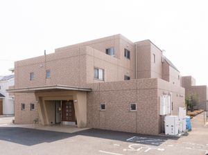 ベージュの建物の外観