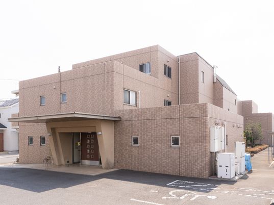 ベージュの建物の外観