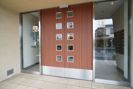 茶色のモダンなエントランス