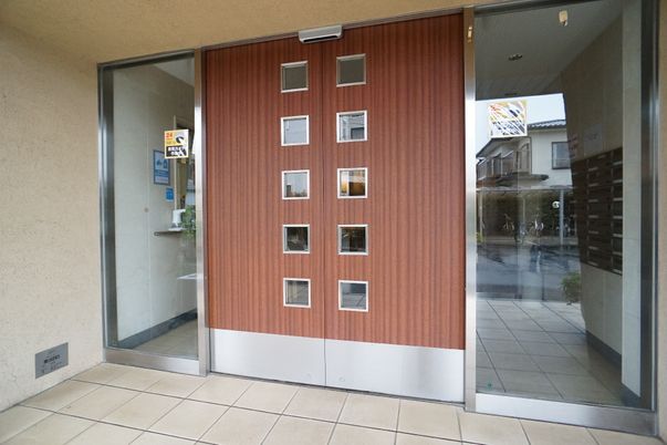茶色のモダンなエントランス
