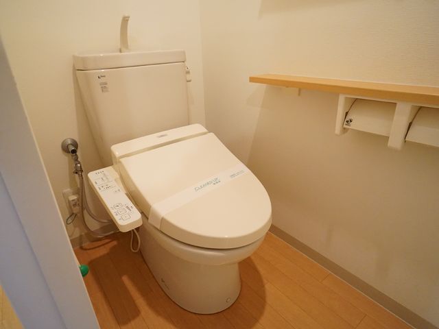 清潔な洋式トイレ トイレ 安全と清潔を保ち、快適にお使いいただけるトイレ空間です。手すり付きでサポートも万全です。