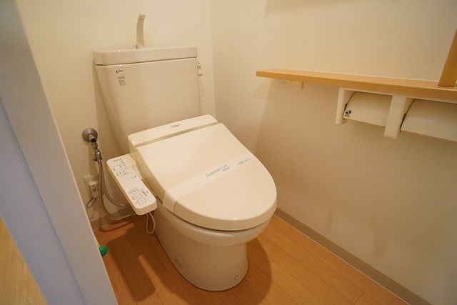 清潔な洋式トイレ トイレ 安全と清潔を保ち、快適にお使いいただけるトイレ空間です。手すり付きでサポートも万全です。