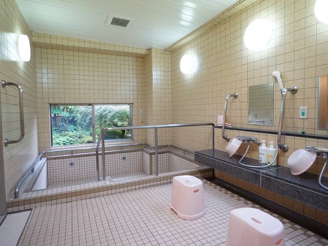 バリアフリーのお風呂場 浴室 明るく清潔な浴室は、安全手すり付きで快適にご利用いただけます。窓からは自然光が差し込み、開放感も感じられる環境です。
