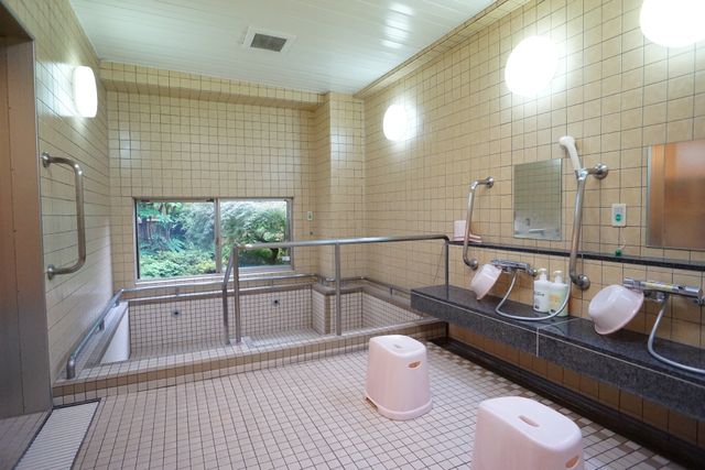 バリアフリーのお風呂場 浴室 明るく清潔な浴室は、安全手すり付きで快適にご利用いただけます。窓からは自然光が差し込み、開放感も感じられる環境です。