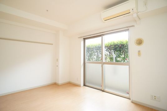 明るい居室の窓辺
