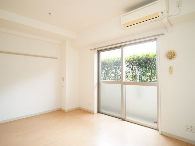 明るい居室の窓辺 居室 ゆとりのある居室は自然光が差し込み、エアコン完備で快適な生活空間を提供します。