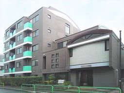 モダンな建物のエントランス