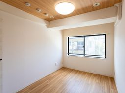 明るい居室の一角