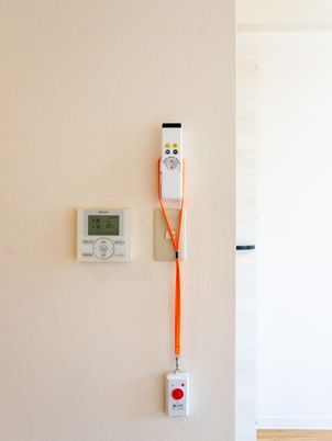 壁に設置されたコール装置