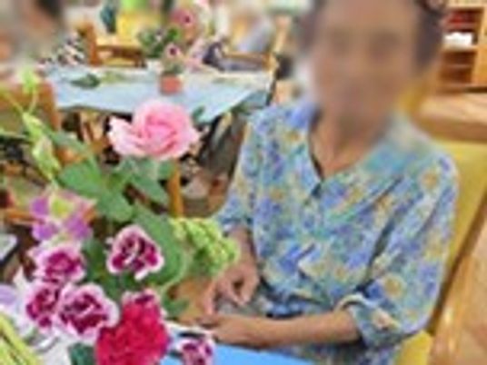 花を楽しむ人物の居室