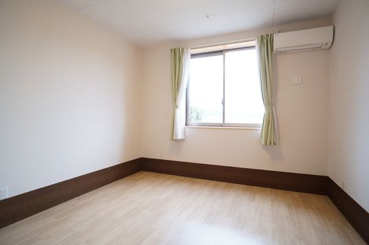 シンプルな室内の居室