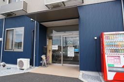 青い建物のエントランス