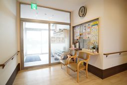 エントランスと待合スペース