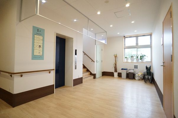 明るく広々とした廊下