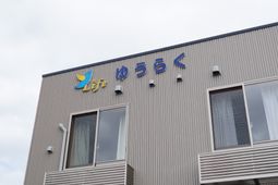 青い鳥のマークの建物