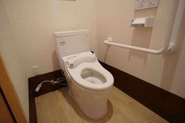 トイレ設備と手すり