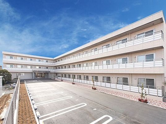 広々とした施設の外観