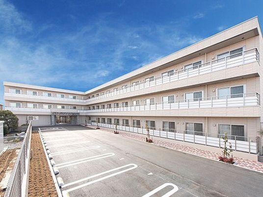 広々とした施設の外観